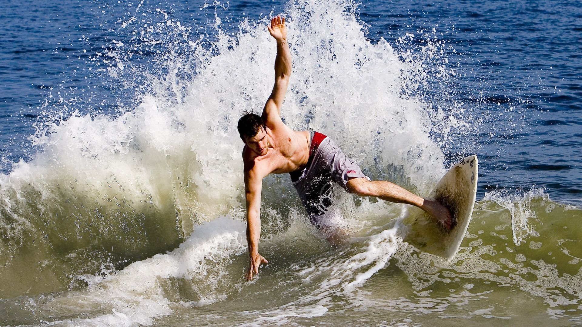 “沙滩排球：高新体育中心赛场的速度与力量比拼”