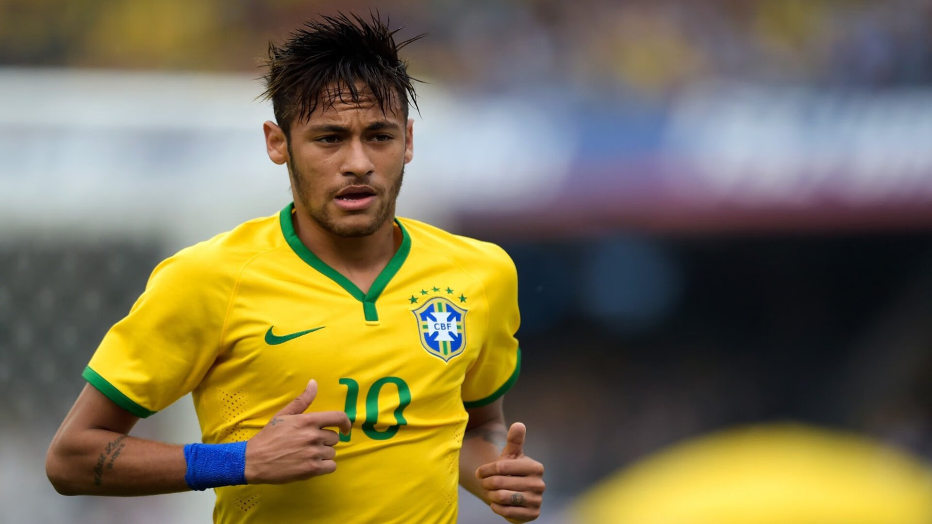 李恩：全黑队中场的主心骨，组织进攻如行云流水，李恩百科